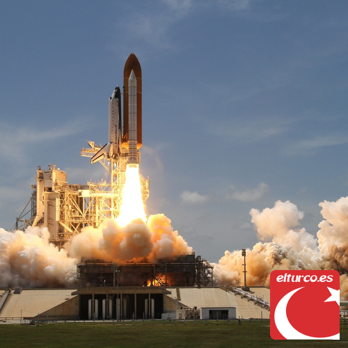 Despegue de un transbordador espacial desde su plataforma de lanzamiento, entre grandes nubes de humo y vapor