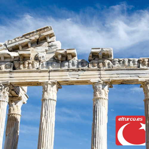 Columnas de mármol y friso del Templo de Apolo en Side, ruinas romanas en la costa turca, bajo un cielo azul