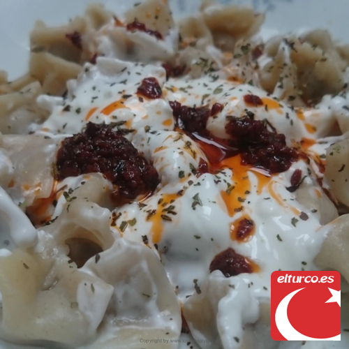 Cómo se sirve el mantı con yogur y mantequilla