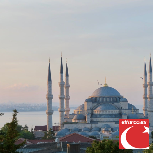 La Mezquita Azul de Estambul con sus seis minaretes al amanecer, junto al Bósforo
